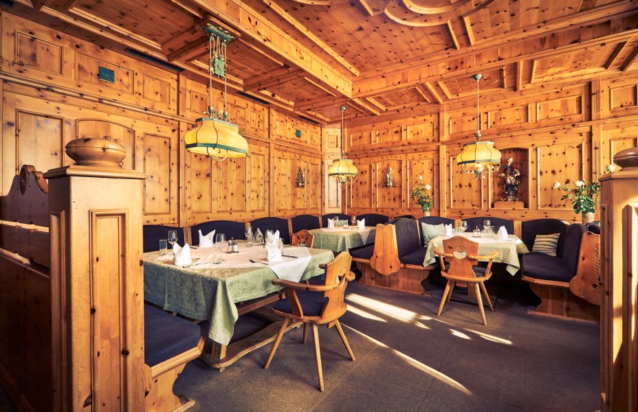 Zirbenstube, © Niederösterreich Werbung/Andreas Hofer Gemütliche Zirbenstube mit Holzwänden, Tischen und Stühlen, dekoriert mit Lampen und Pflanzen.