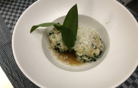 Bärlauchknödel, © Niederösterreichische Wirtshauskultur Bärlauchknödel mit Parmesan auf weißem Teller.