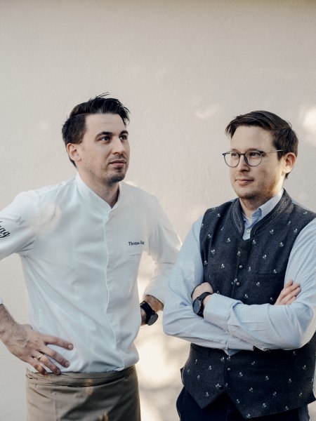 Markus und Thomas Haag, © Niederösterreich Werbung/Julius Hirtzberger Zwei Männer stehen nebeneinander, einer in Kochjacke, der andere in Trachtenweste.