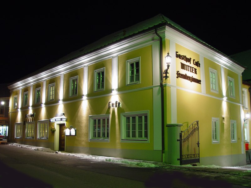 Gasthof Restaurant Mitter, © Gasthof Mitter Nachtaufnahme eines gelben Gebäudes mit der Aufschrift 'Gasthof Café Mitter'.