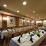 Gasthof Hotel Waschka, © Gasthof Hotel Waschka Eleganter Speisesaal mit gedeckten Tischen und blauen Servietten.