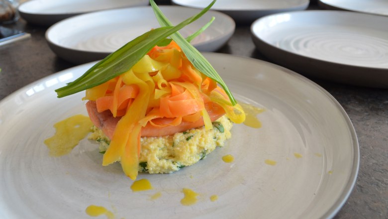 Seesaibling, Bärlauch-Polenta, Zitronen-Karotten, © Niederösterreichische Wirtshauskultur Seesaibling, Bärlauch-Polenta, Zitronen-Karotten, © Niederösterreichische Wirtshauskultur