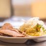 regionaler Menüteller, © Peter Pichler Ein Teller mit Fleisch, Sauerkraut und Kartoffelpüree.