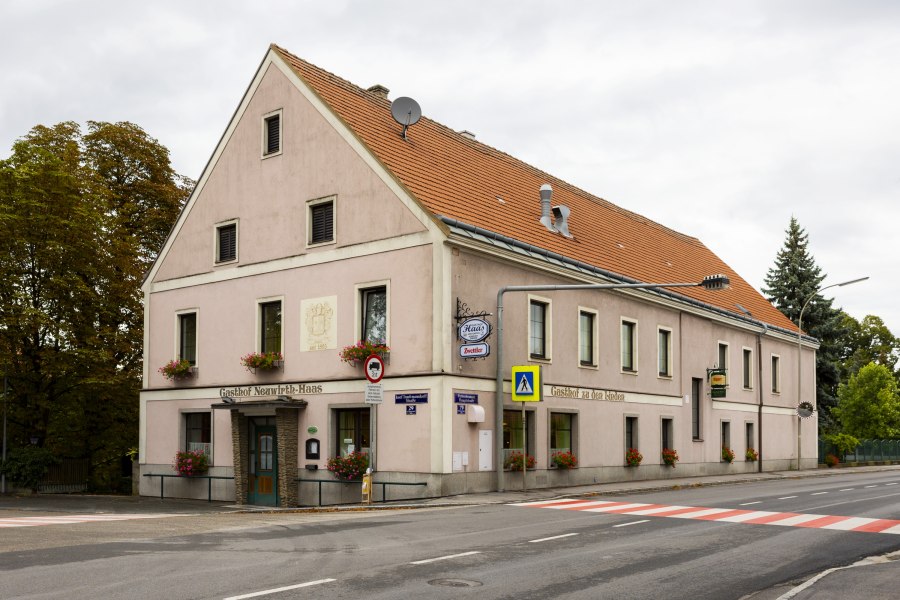 Wirtshaus in Pottenbrunn, © Niederösterreich Werbung/David Schreiber Ein traditionelles Wirtshaus mit rosa Fassade und roten Dachziegeln an einer Straßenecke in Pottenbrunn.