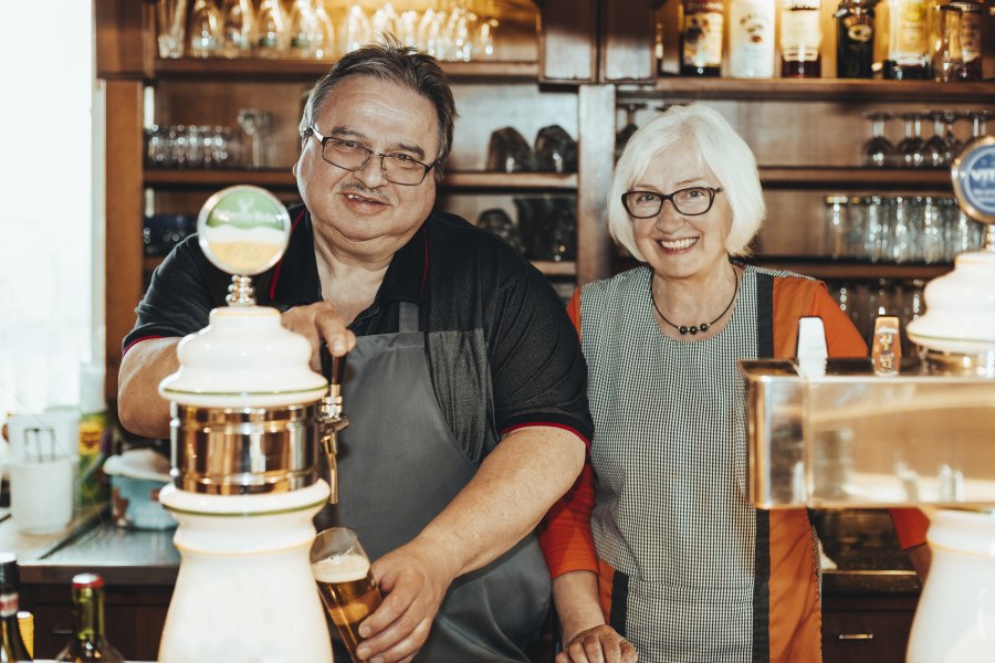 Franziska Hieblinger und Rudolf Achter, © Niederösterreich Werbung/David Schreiber Zwei Personen hinter einer Bar, eine Person zapft Bier.