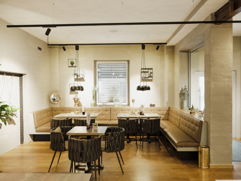 Modernes Wohnzimmerflair, © Niederösterreich Werbung/Michael Reidinger Modernes Café mit stilvoller Einrichtung und gemütlicher Sitzecke.