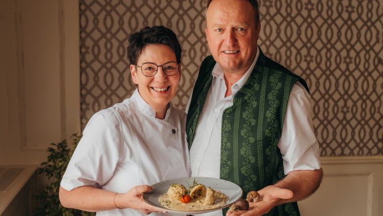Petra und Werner Zlabinger, © Niederösterreich Werbung/Daniela Führer Ein Mann und eine Frau lächeln und halten einen Teller mit Essen.