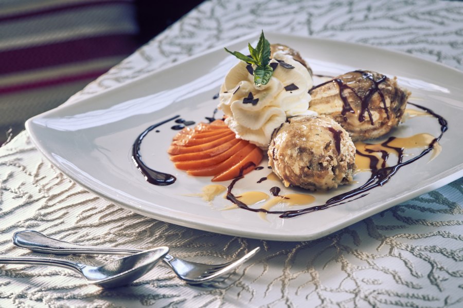 Malakoffnockerl, © Niederösterreich Werbung/Andreas Hofer Ein Dessertteller mit Malakoffnockerl, Sahne, Schokoladensauce und dekorativen Früchten.