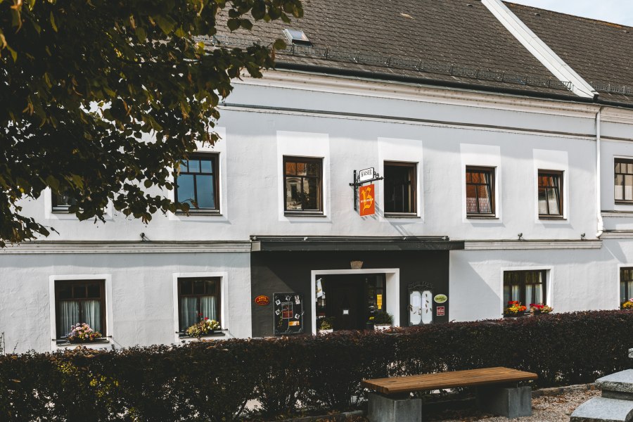 Wirtshaus in Mank, © Niederösterreich Werbung/David Schreiber Ein traditionelles Wirtshaus in Mank mit weißen Wänden und Blumenkästen an den Fenstern.