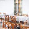 Perfekt geeignet für Feste und Feiern, © Niederösterreich Werbung/David Schreiber Elegantes Restaurant mit gedeckten Tischen, Blumenarrangements und Weingläsern.