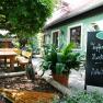 Bonka - Das Wirtshaus im Wienerwald, © Bonka Gemütlicher Gastgarten mit Holzbänken und Tafel im Wirtshaus Bonka, Wienerwald.