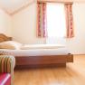 Einzelzimmer, © Foto Weidinger Einzelzimmer mit Bett, Fernseher und Sessel.