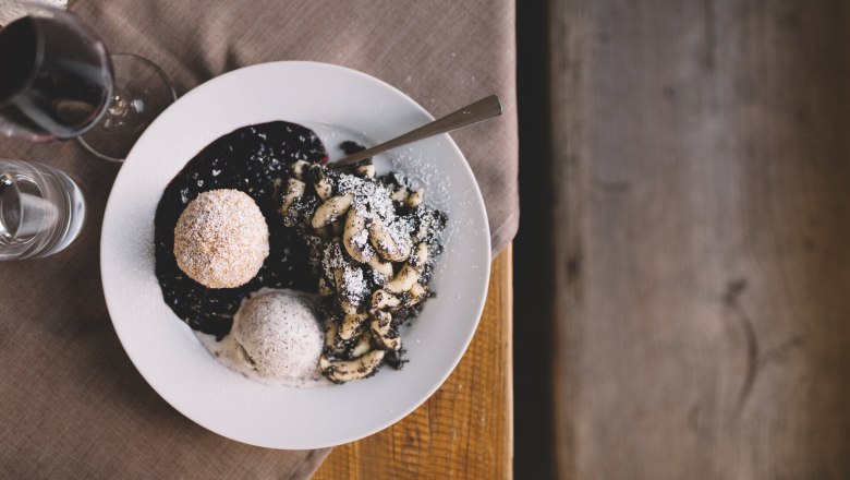Dreierlei vom Mohn: Knödel, Eis & Mohnnudeln, © Niederösterreich Werbung/Mara Hohla Genießen Sie die köstlichen Mohnspezialitäten in einem einladenden Wirtshaus, wo Tradition und Genuss aufeinandertreffen. Die zarten Mohnnudeln und fluffigen Mohnknödel laden dazu ein, die Aromen des Waldviertels zu entdecken und sich in einer gemütlichen Atmosphäre verwöhnen zu lassen.
