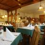 Bonka - Das Wirtshaus im Wienerwald, © Bonka Innenansicht eines gemütlichen Wirtshauses mit Holzmöbeln und gedeckten Tischen.