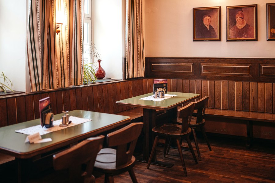 Traditionelle Stube am Dreifaltigkeitsplatz in Zwettl, © Niederösterreich Werbung/Daniela Führer Traditionelle Stube mit Holzmöbeln und Gemälden an der Wand.