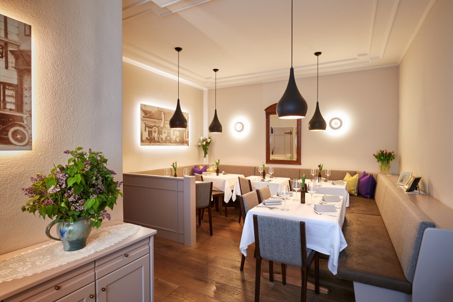 Modernes Gastzimmer, © Niederösterreich Werbung/Andreas Hofer Elegantes Restaurant mit gedeckten Tischen, modernen Lampen und Blumenarrangement.