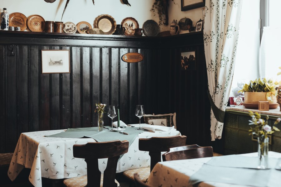 Wildschwerpunkt findet sich auch in der Gaststube, © Niederösterreich Werbung/David Schreiber Gemütliches Restaurant mit Holzwänden und dekorierten Tischen.