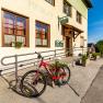 Gasthof Pichler, © Wiener Alpen / Martin Fülöp Fahrrad vor dem Gasthof Pichler an einem sonnigen Tag.