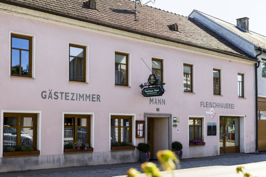 Wirtshaus mit Gastgarten im Innenhof, © Niederösterreich Werbung/David Schreiber Gasthaus mit Gästezimmern in rosa Gebäude.