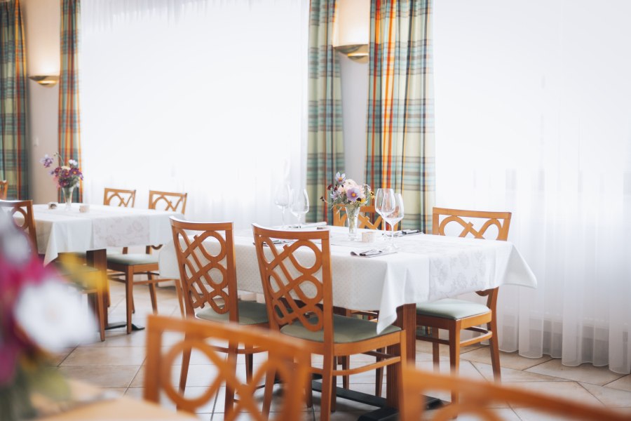 Perfekt geeignet für Feste und Feiern, © Niederösterreich Werbung/David Schreiber Elegantes Restaurant mit gedeckten Tischen, Blumenarrangements und Weingläsern.