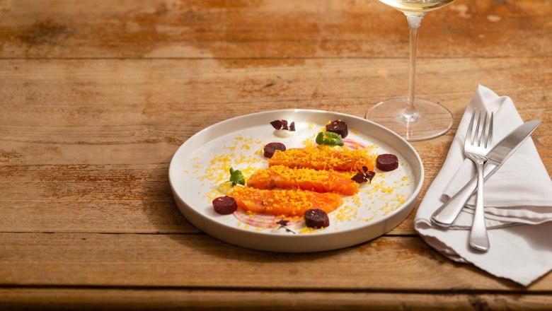 Gebeizte Lachsforelle, Rüben, gebeiztes Eigelb, © Rita Newman Gebeizte Lachsforelle, Rüben, gebeiztes Eigelb, © Rita Newman