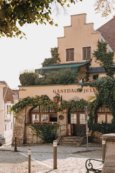 Gasthaus Jell in der Kremser Altstadt, © Niederösterreich Werbung/Julius Hirtzberger Historisches Gasthaus mit Efeu bewachsen, rustikale Architektur, sonniger Tag.