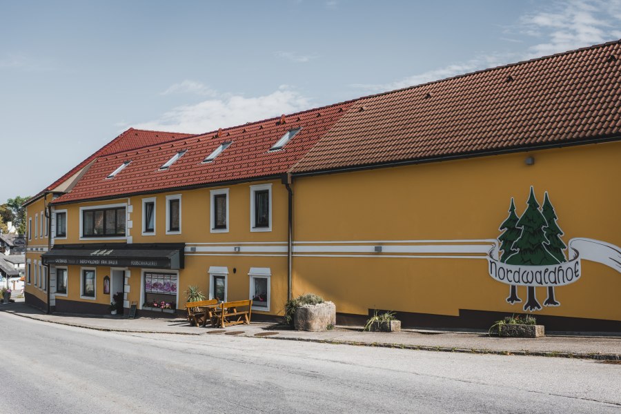 Wirtshaus mit hauseigener Fleischerei, © Niederösterreich Werbung/David Schreiber Gelbes Gebäude mit rotem Dach und Aufschrift 'Nordwaldhof'.