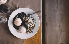 Dreierlei vom Mohn: Knödel, Eis & Mohnnudeln, © Niederösterreich Werbung/Mara Hohla Genießen Sie die köstlichen Mohnspezialitäten in einem einladenden Wirtshaus, wo Tradition und Genuss aufeinandertreffen. Die zarten Mohnnudeln und fluffigen Mohnknödel laden dazu ein, die Aromen des Waldviertels zu entdecken und sich in einer gemütlichen Atmosphäre verwöhnen zu lassen.