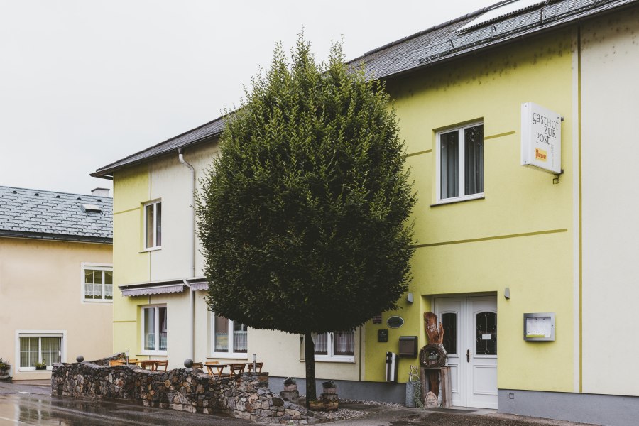 Gasthof in Texingtal, © Niederösterreich Werbung/David Schreiber Außenansicht eines Gasthofs mit gelber Fassade und Baum davor.
