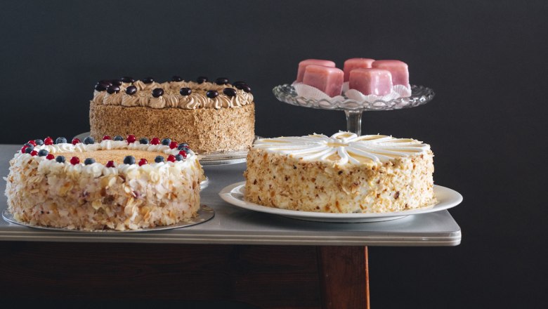 Wirtshaus mit Konditorei, © Niederösterreich Werbung/Julius Hirtzberger Verschiedene Torten und Gebäck auf einem Tisch vor dunklem Hintergrund.