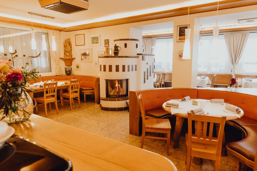 Einkehren und Wohlfühlen in den Wiener Alpen, © Niederösterreich Werbung/Klaus Engelmayer Gemütliches Restaurant mit Kamin und Holzmöbeln in den Wiener Alpen.