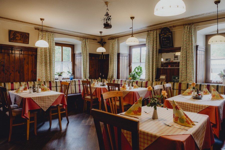 Einkehr in Neustift-Innermanzing, © Niederösterreich Werbung/Rita Newman Gemütliches Gasthaus mit Holzmöbeln und karierten Tischdecken.