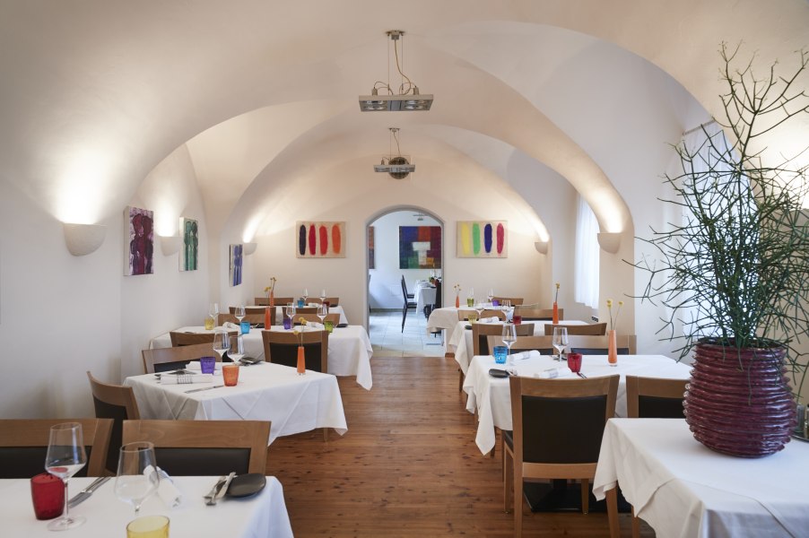 Mittelalterliches Gewölbe, zeitloses Ambiente, © Niederösterreich Werbung/Andreas Hofer Ein elegantes Restaurant mit gewölbter Decke, weißen Tischdecken und bunter Dekoration.