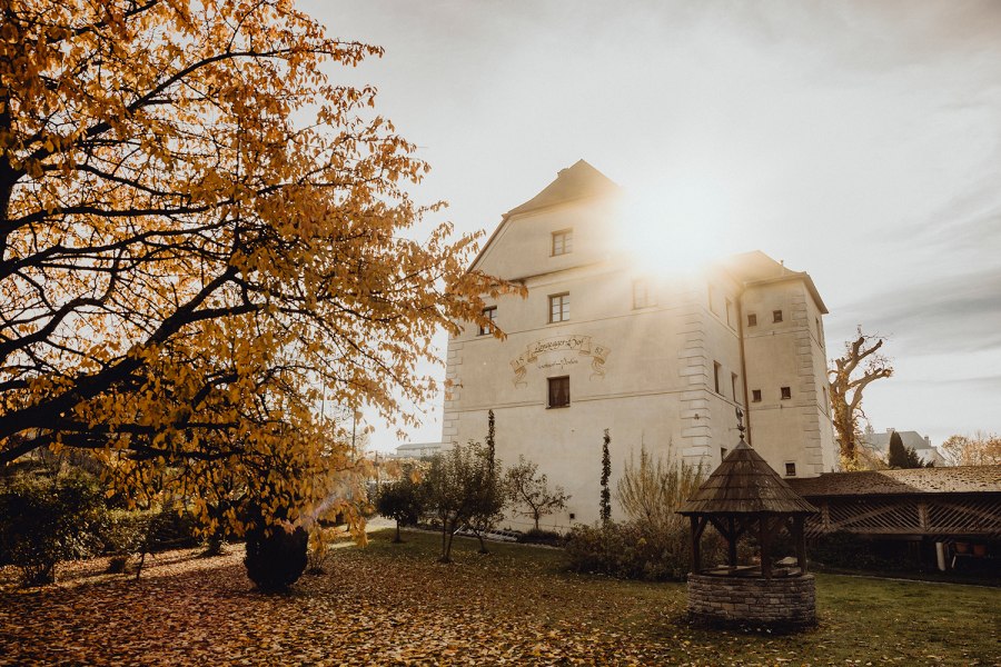 Gasthaus in Maria Langegg, © Niederösterreich Werbung/Sophie Menegaldo Herbstliche Szene mit historischem Gebäude und Baum im Sonnenlicht.