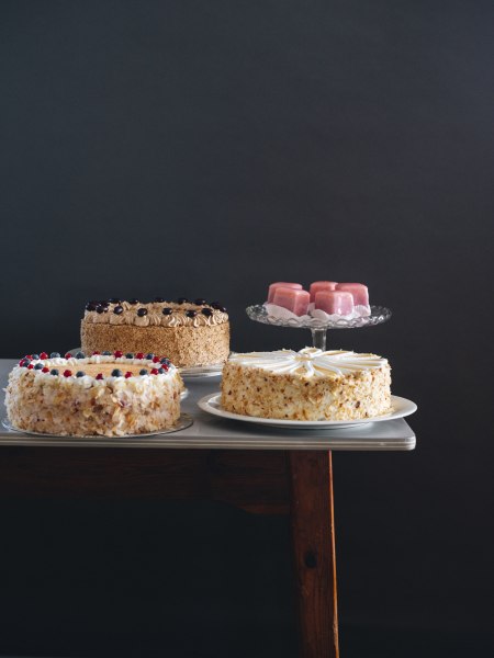 Wirtshaus mit Konditorei, © Niederösterreich Werbung/Julius Hirtzberger Verschiedene Torten und Gebäck auf einem Tisch vor dunklem Hintergrund.