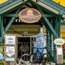 Krumbacherhof, © Wiener Alpen/Martin Fülöp Eingang des Krumbacherhofs mit Fahrrad und Schildern für Radfahrer.