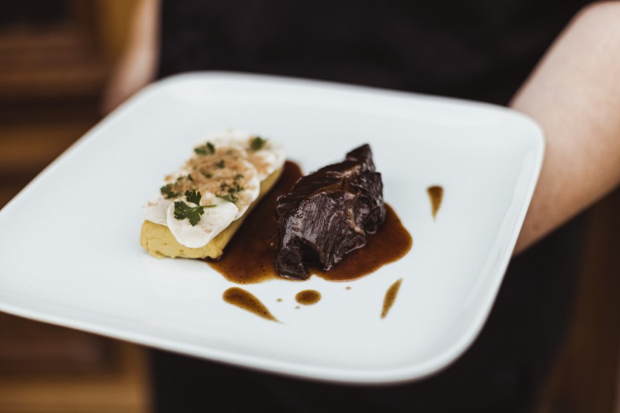 Rindsbackerl, Champignon auf Erdäpfel Soufflé, © Niederösterreich Werbung/David Schreiber Ein Teller mit Rindsbackerl in Sauce und Champignons auf Erdäpfel-Soufflé.