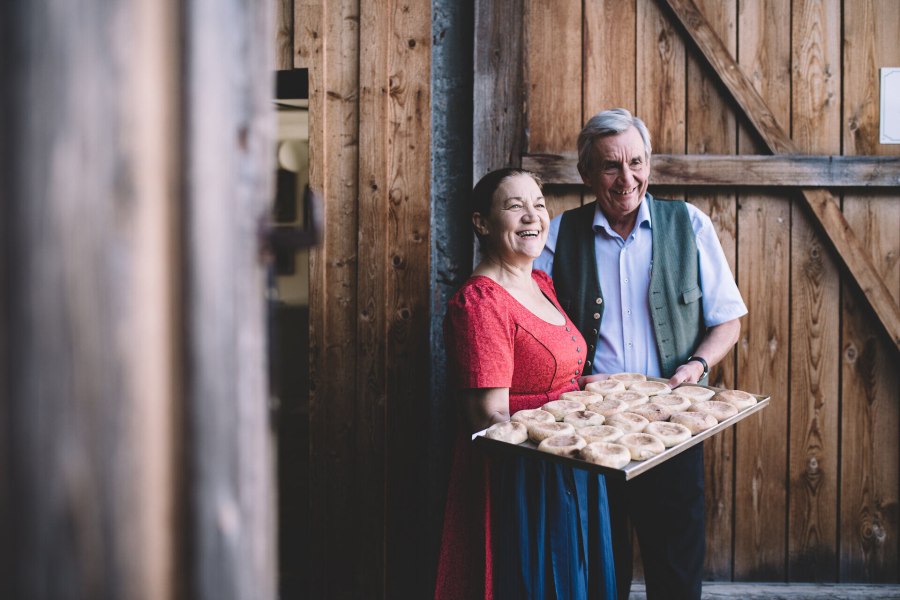 Mohnwirt: Johann und Rosemarie Neuwiesinger, © Niederösterreich Werbung/Mara Hohla In der warmen Atmosphäre des Wirtshauses strahlen Johann und Rosemarie Neuwiesinger Freude und Gastfreundschaft aus. Mit einem Tablett voller frisch gebackener Köstlichkeiten laden sie die Gäste ein, die kulinarischen Schätze des Waldviertels zu genießen.