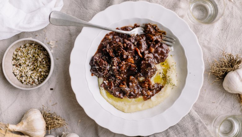 Wildragout mit Rotwein, © Mara Hohla Wildragout mit Rotwein, © Mara Hohla