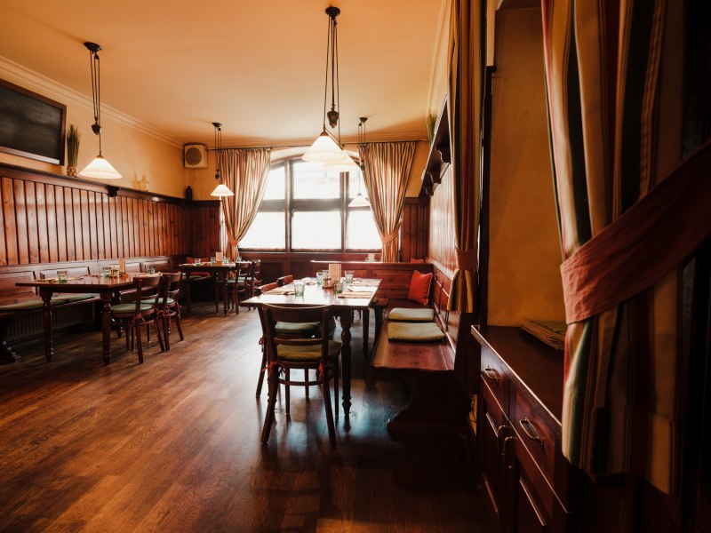 Traditionelles Wirtshaus, © Niederösterreich Werbung/Michael Reidinger Gemütliches Restaurant mit Holzmöbeln und warmem Licht.