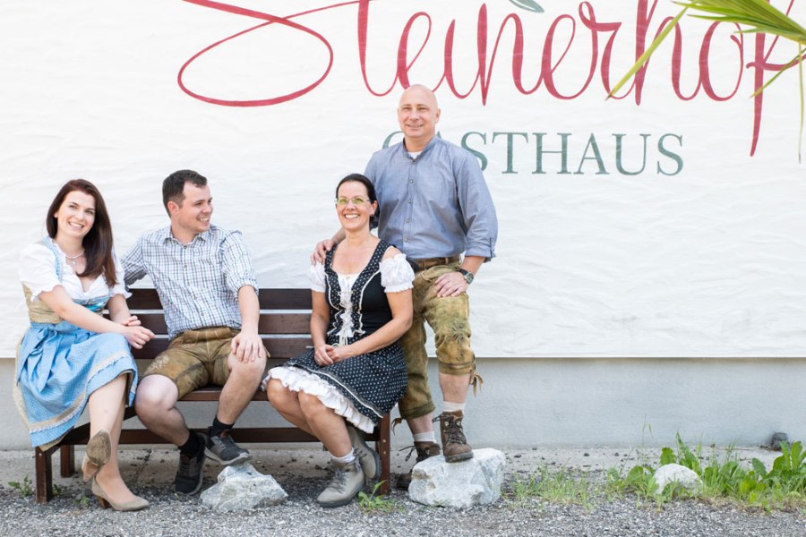 Sigrid, Kurt, Alex Neusser und Anita Eckel, © Niederösterreich Werbung/Nadja Büchler Vier Personen in traditioneller Kleidung vor einem Gasthaus-Schild.
