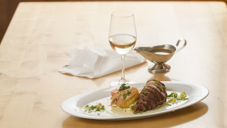 Perlhuhnbrust, Rahmlauch, Erdäpfel-Käselaibchen, © Niederösterreich-Werbung/Rita Newman Perlhuhnbrust, Rahmlauch, Erdäpfel-Käselaibchen, © Niederösterreich-Werbung/Rita Newman