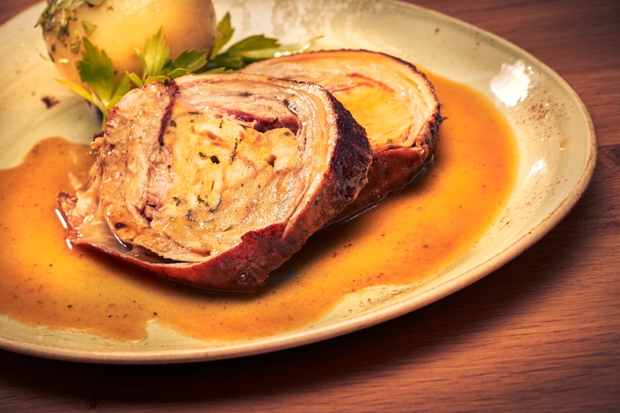 Wirtshausklassiker: Bratl, © Niederösterreich Werbung/Andreas Hofer Ein Teller mit Braten und Kartoffel in Soße.