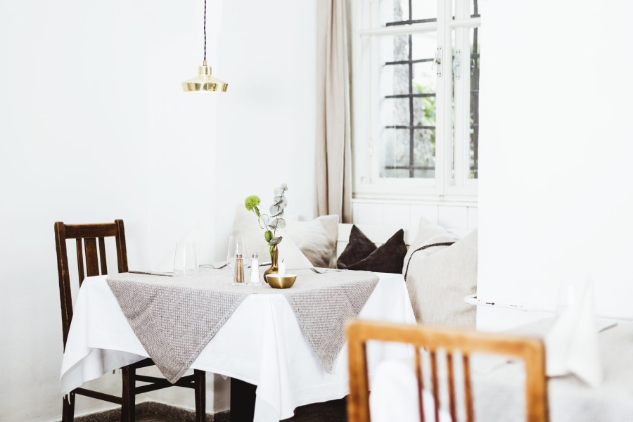 Verbindung von Kultur und Genuss, © Niederösterreich Werbung/David Schreiber Gemütlich eingerichtetes Restaurant mit Holzmöbeln und Tischdeko.