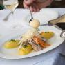 Gasthof Pillgrab, © schwarz-koenig.at Ein Teller mit Fleisch, Gemüse und Kartoffeln wird mit Sauce übergossen.