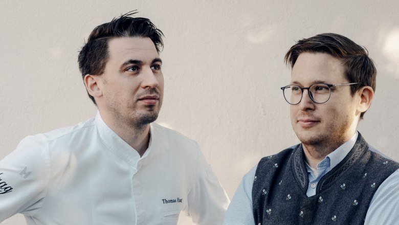 Markus und Thomas Haag, © Niederösterreich Werbung/Julius Hirtzberger Zwei Männer stehen nebeneinander, einer in Kochjacke, der andere in Trachtenweste.