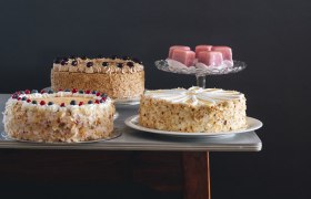 Wirtshaus mit Konditorei, © Niederösterreich Werbung/Julius Hirtzberger Verschiedene Torten und Gebäck auf einem Tisch vor dunklem Hintergrund.