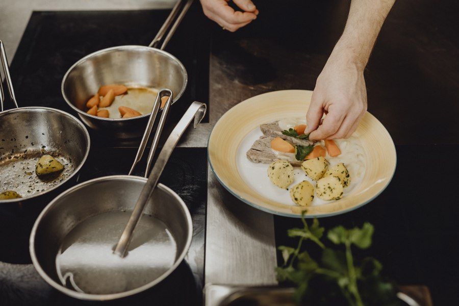 Gekochtes Rindfleisch mit Rahmgemüse, © Niederösterreich Werbung/Sophie Menegaldo Ein Teller mit gekochtem Rindfleisch, Rahmgemüse und Kartoffeln wird angerichtet.