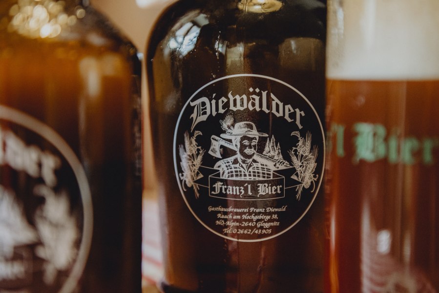 Wirtshaus + Brauerei, © Niederösterreich Werbung/Rita Newman Nahaufnahme einer Bierflasche mit dem Etikett 'Diewälder Franz'l Bier'.