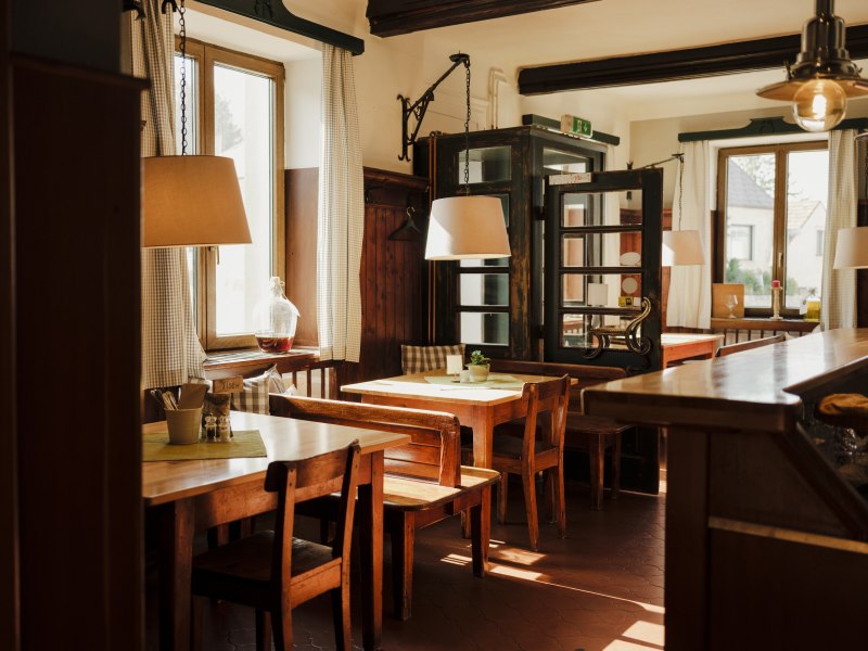 Gaststube mit alter Schank, © Niederösterreich Werbung/Michael Reidinger Gemütliche, rustikale Gaststube mit Holzmöbeln.